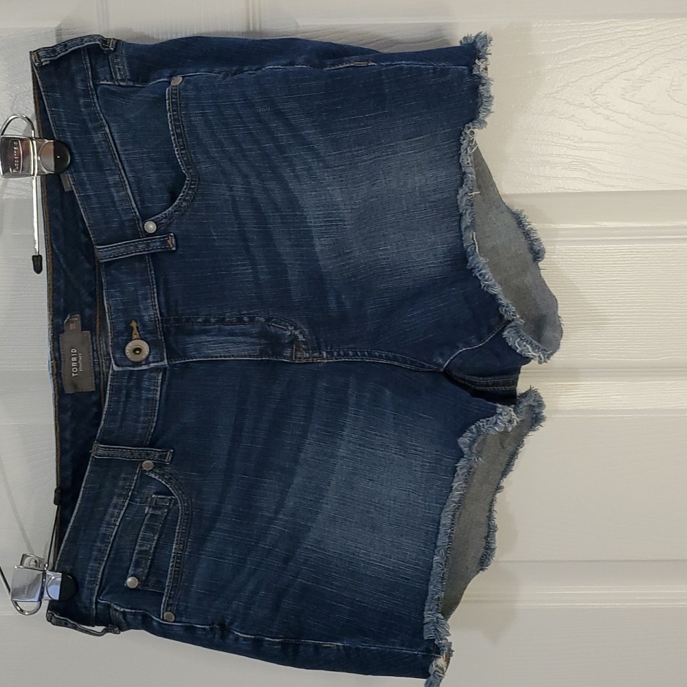 TORRID DENIM MID RISE SHORTIE SHORT WITH RAW HEM SZ 18